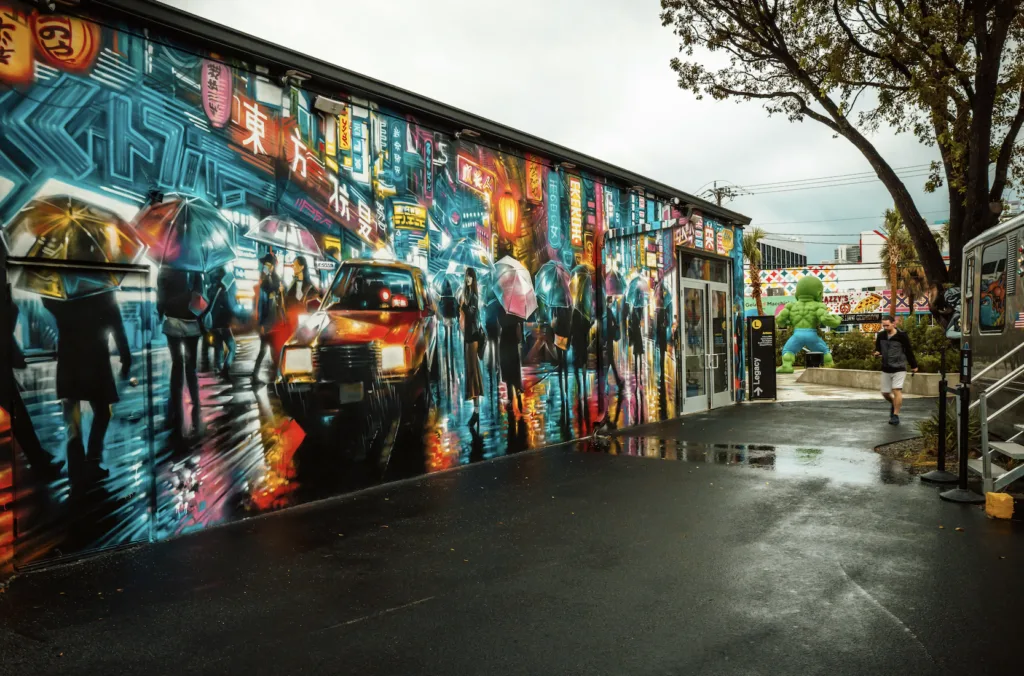 Farbenfrohes Straßengraffiti, das Leute im Alltag zeigt