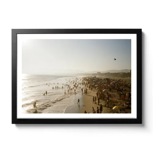 Strandbild von Santa Monica mit vielen Menschen die baden im Meer.
