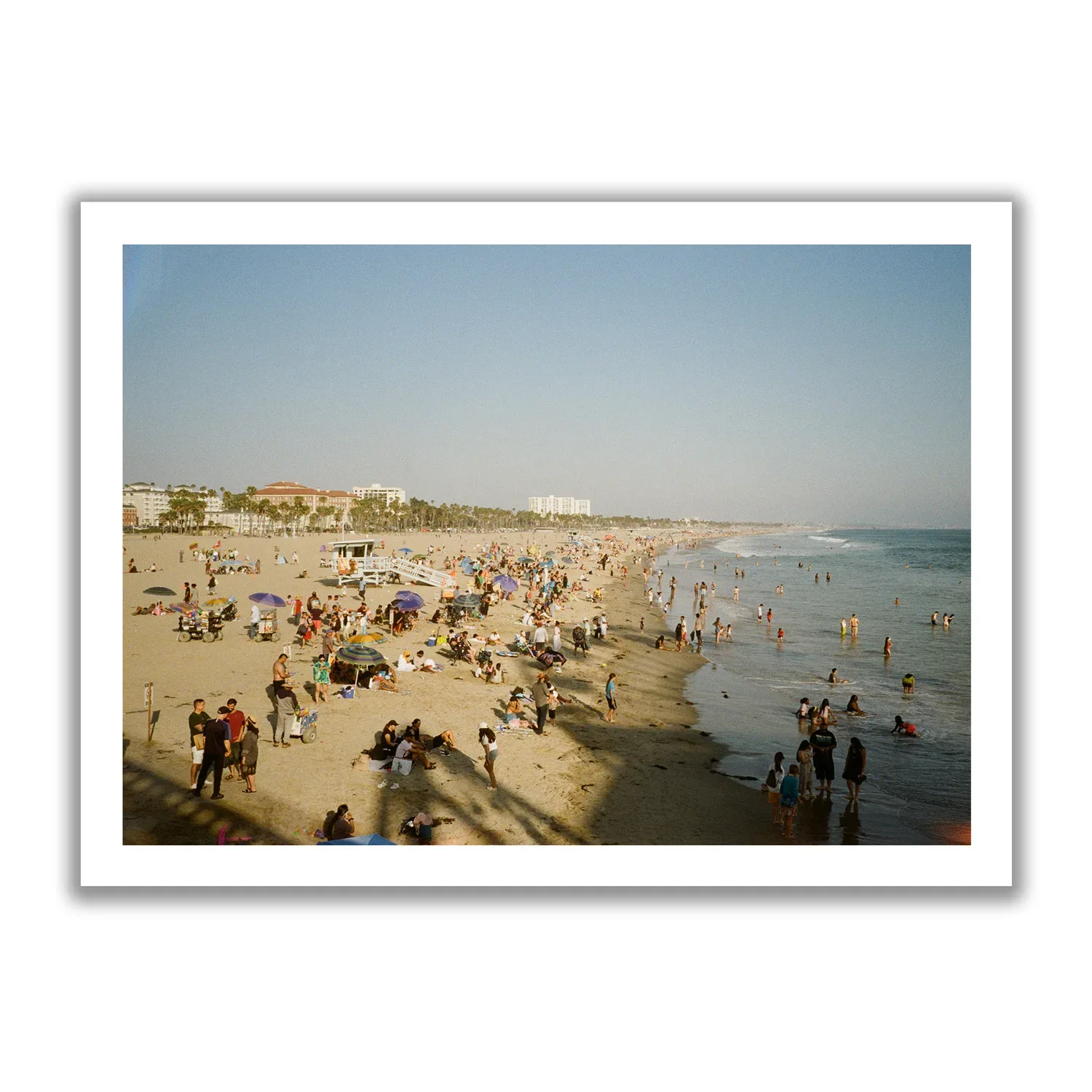 Beaches of SM Strandbild von Santa Monica mit vielen Menschen die baden