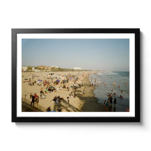 Strandbild von Santa Monica mit vielen Menschen die baden