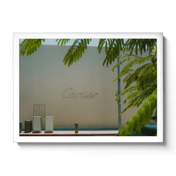 Bildaufnahme von einer beigen Wand mit großem Cartier Schriftzug.
