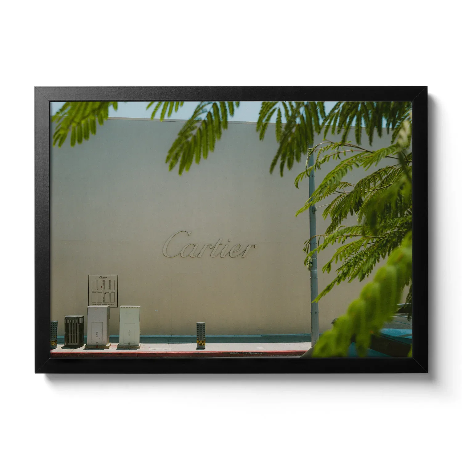 Bildaufnahme von einer beigen Wand mit großem Cartier Schriftzug.