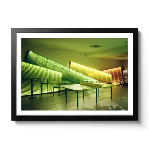 Bildaufnahme von einem Tisch-Tennis-Tisch der mit grünen Neonlichtern beleuchtet wird