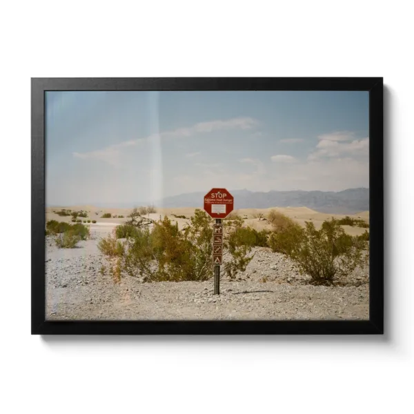 Rotes Stopschild zur Wüste in den Death Valley Nationalpark