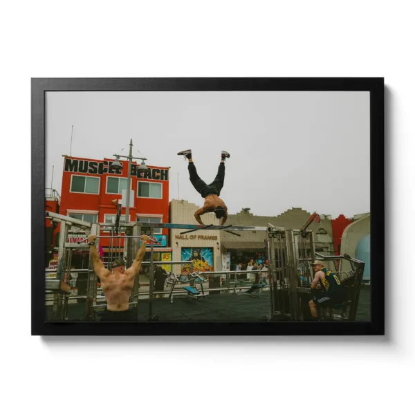 Muskulöser Mann der am Muscle Beach in Venice gerade ein paar Workouts durchführt.