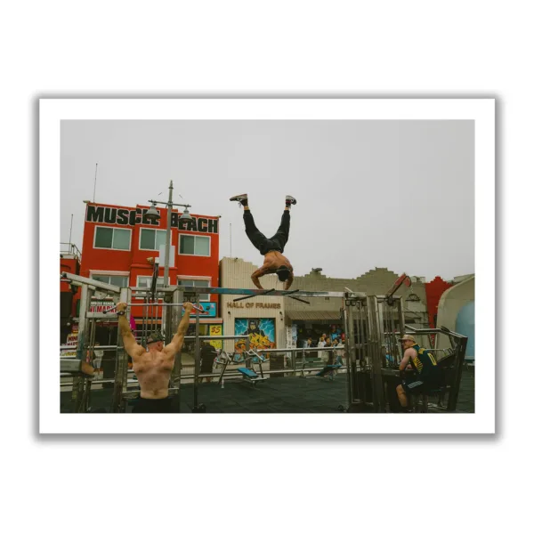 Muskulöser Mann der am Muscle Beach in Venice gerade ein paar Workouts durchführt.