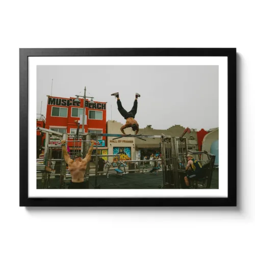 Muskulöser Mann der am Muscle Beach in Venice gerade ein paar Workouts durchführt.