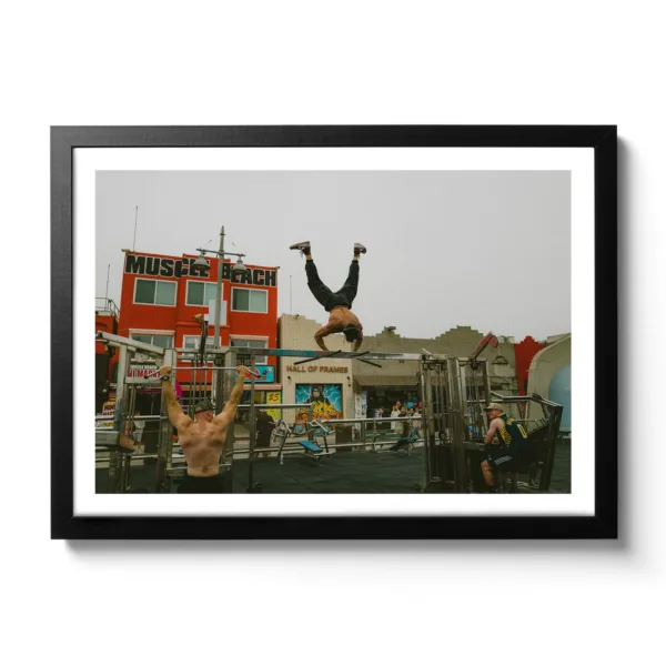Muskulöser Mann der am Muscle Beach in Venice gerade ein paar Workouts durchführt.