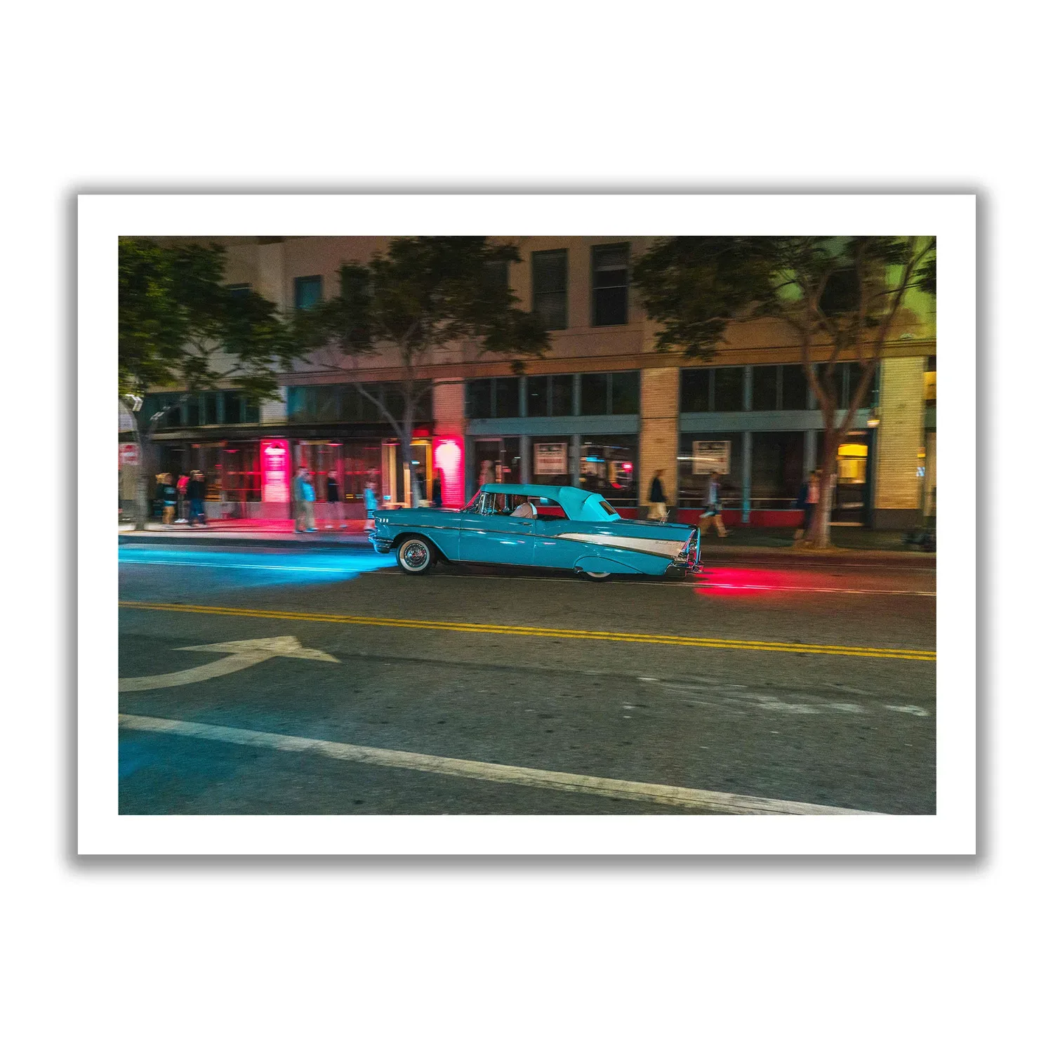 Blauer Low Rider der in der Nacht durch die Straßen von Santa Monica fährt.