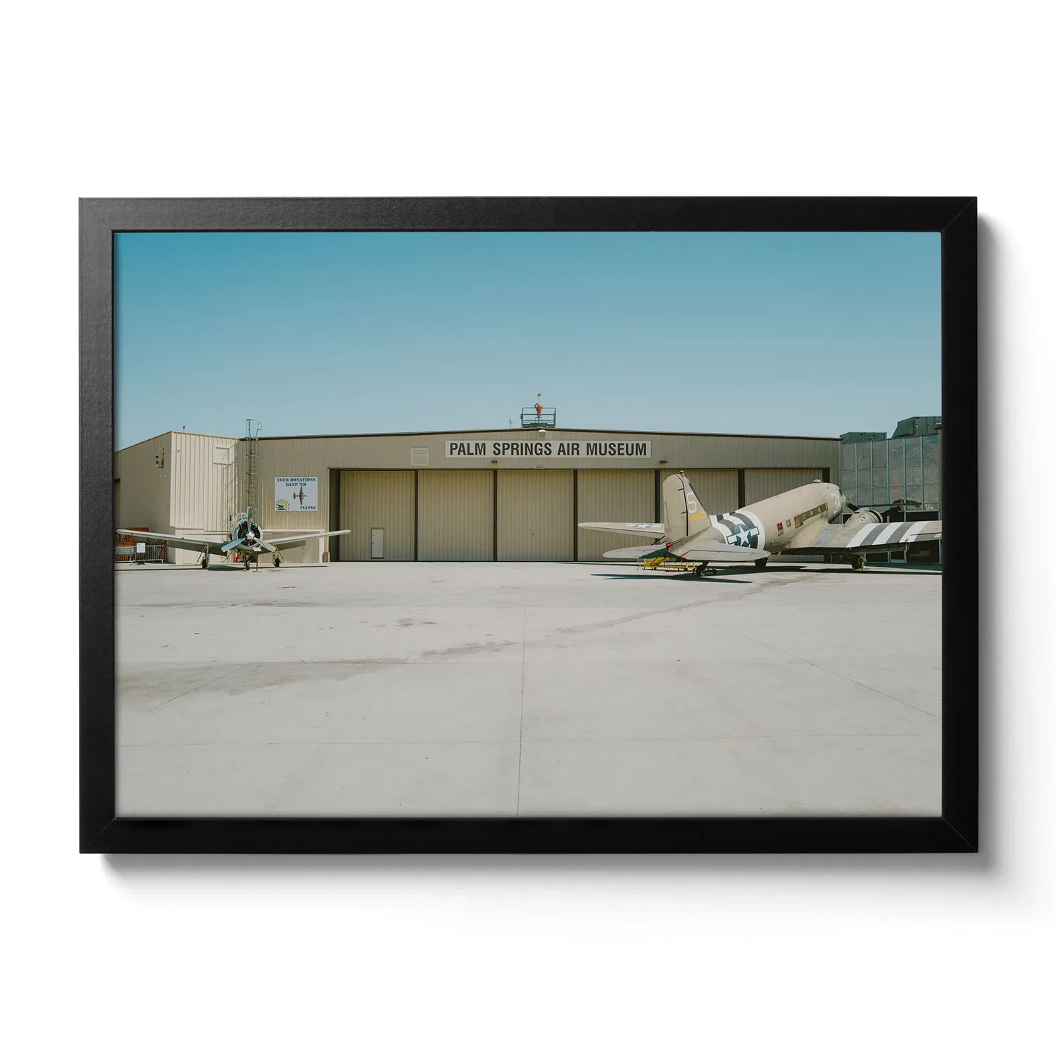 Flugplatz von Palm Springs, wo zwei ältere Militärflieger vom Korea Krieg parken.