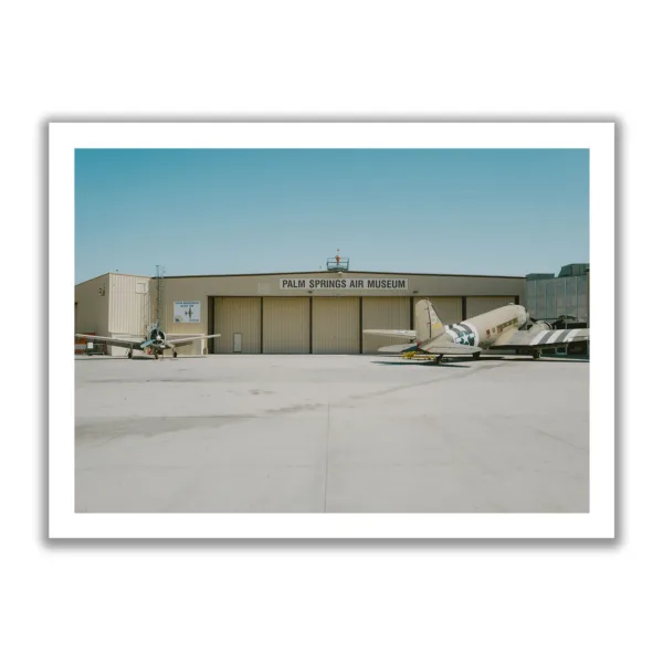 Flugplatz von Palm Springs, wo zwei ältere Militärflieger vom Korea Krieg parken.