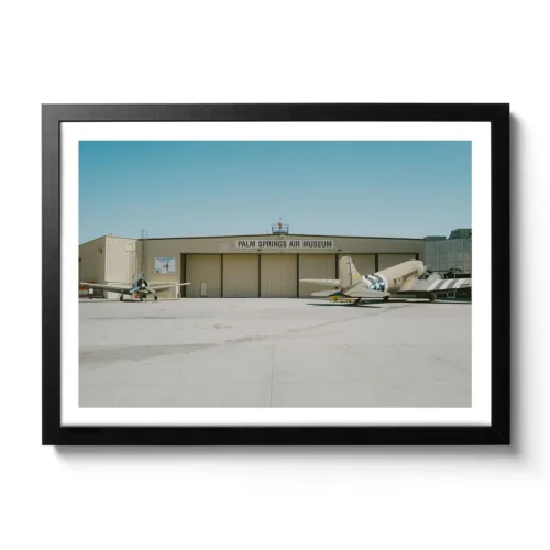 Flugplatz von Palm Springs, wo zwei ältere Militärflieger vom Korea Krieg parken.