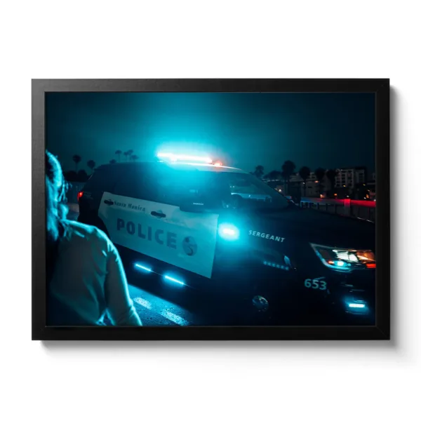 Bildaufnahme eines amerikanischen Polizei Autos bei Nacht, dass gerade die Sirene aktiviert hat. Blauer Neonlook.
