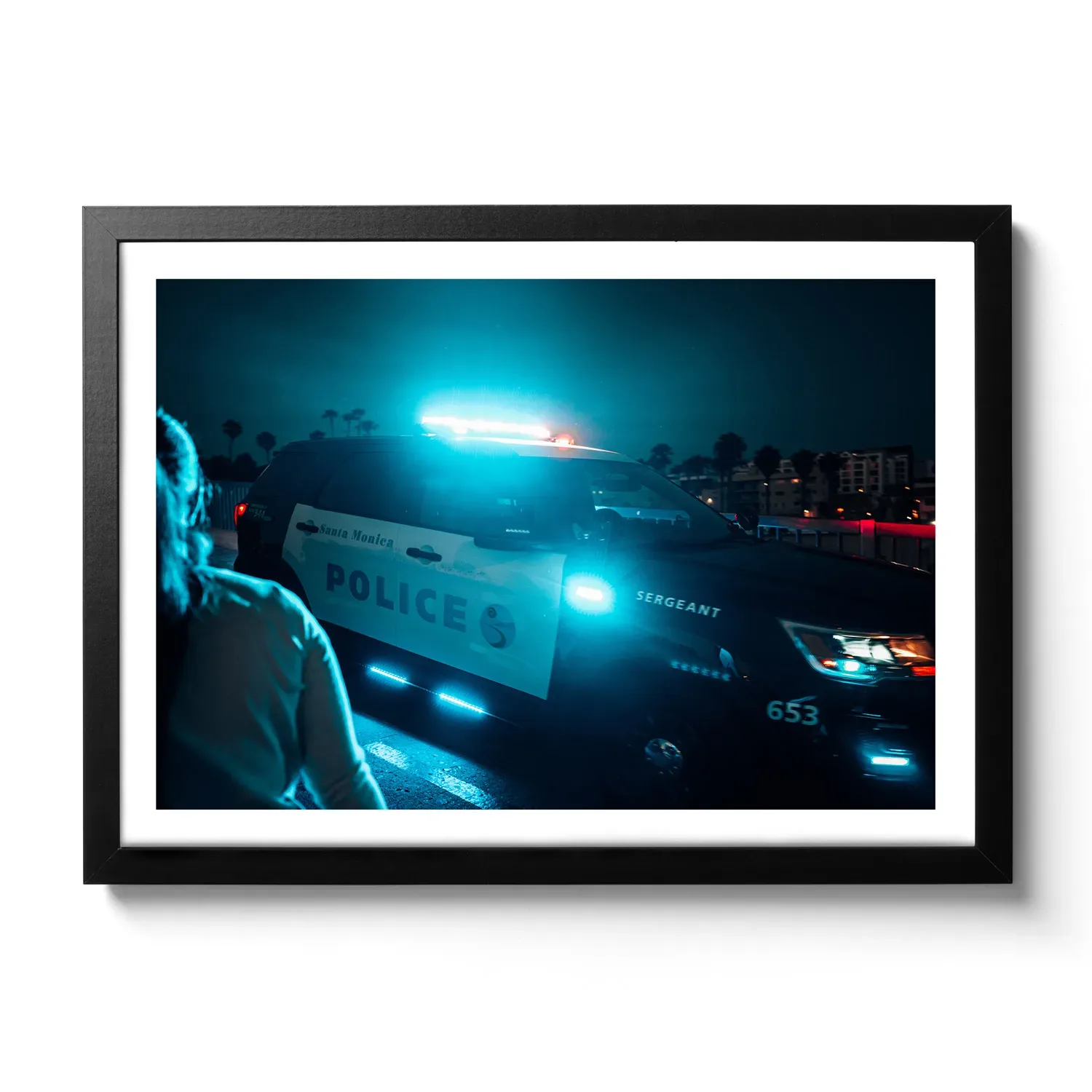 Bildaufnahme eines amerikanischen Polizei Autos bei Nacht, dass gerade die Sirene aktiviert hat. Blauer Neonlook.