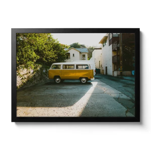 Alter gelber VW Buli der in einer Seitenstraße parkt, dazu cooler Lichteinfall (Vintage Look)