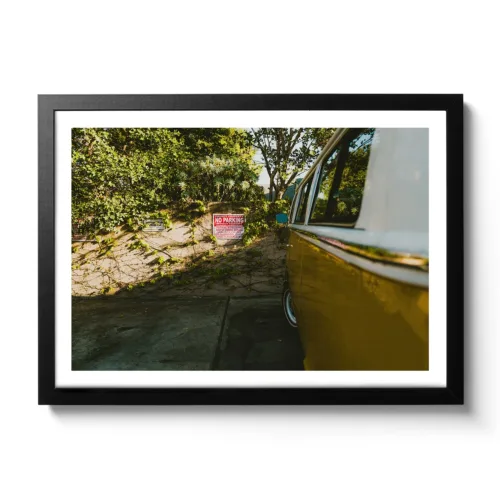 Seitenansicht eines VW Buli´s, am No Parking Parkplatz