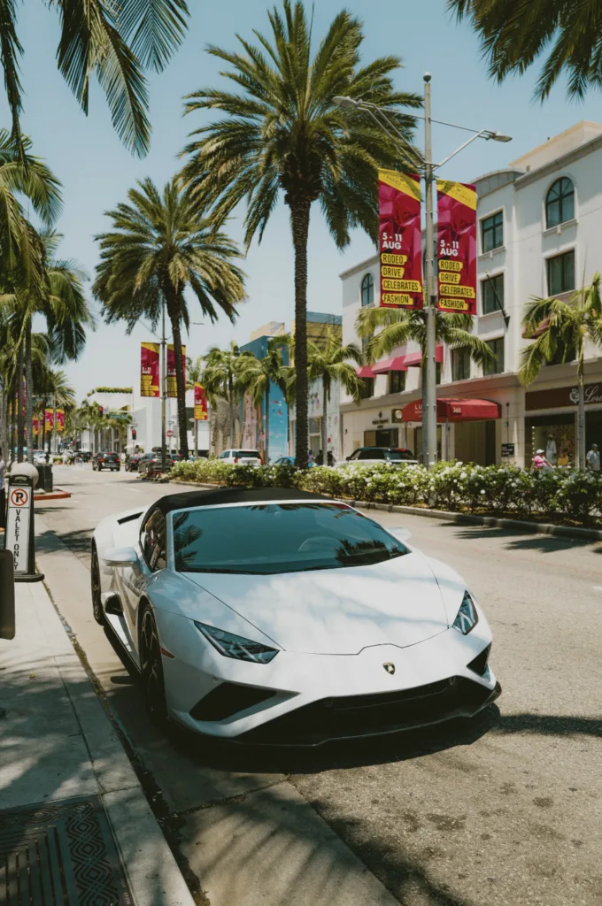 Weißer Lamborghini am Rodeo Drive 