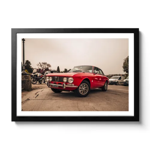 Bildaufnahme von einem parkenden roten Alfa Romeo GTV 2000