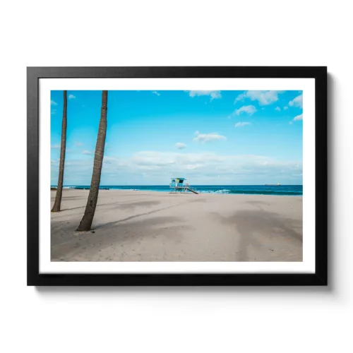 Blaues Strandhaus am Strand von Fort Lauderdale, dazu blaues Meer und blauer Himmel.