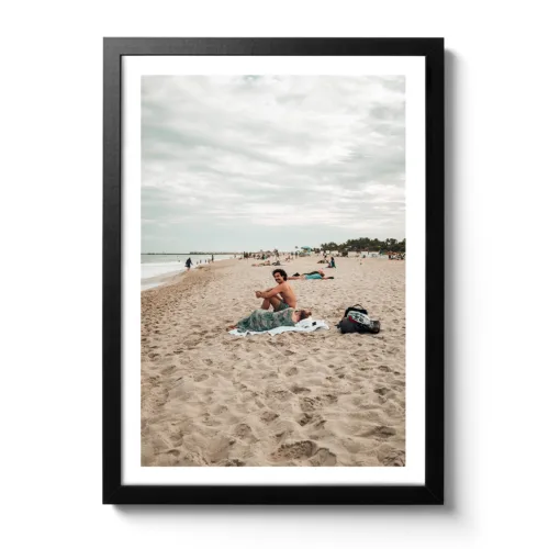 Bildaufnahme am Strand von einem Mann der vom Aussehen wie Borat Sagdiyev aussieht