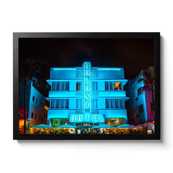 Bildaufnahme bei Nacht vom Colony Hotel Miami. Blaue Neonlichter und Palmen