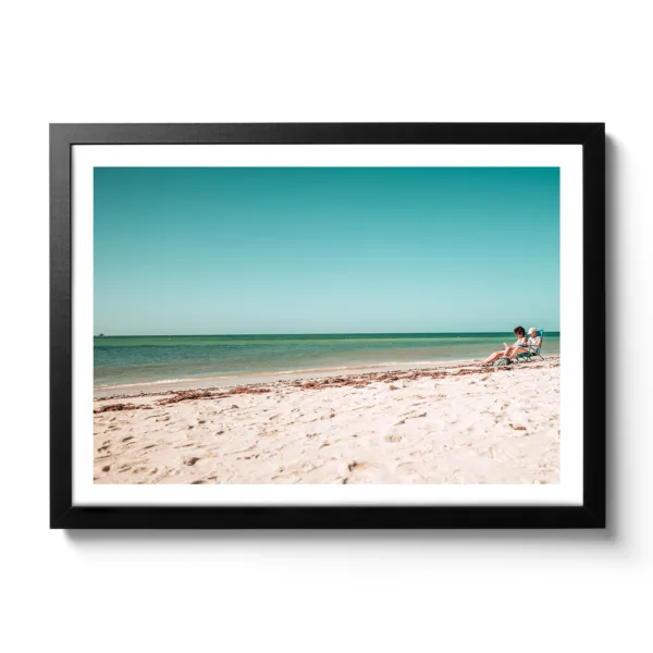 Strandansicht von Bahia Honda National Park, blaues Meer, weißer Sandstrand und zwei Personen im Campingsessel