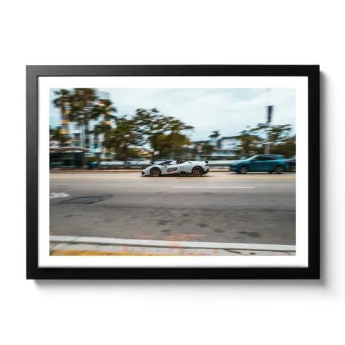 Bildaufnahme eines schnellen weißen Lamborghini der durch Miami flitzt. Aufschrift 69.