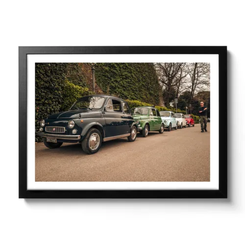 Bildaufnahme von alten Fiat Autos die in einer Reihe parken.