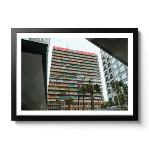 Bildaufnahme von einem Gebäude, das mit Graffiti übersprüht ist.