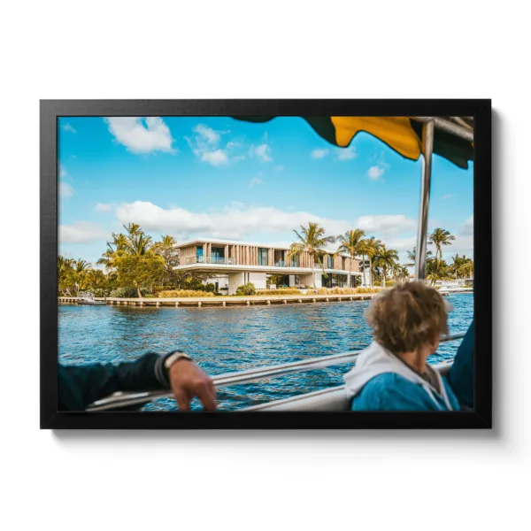 House photo of a beautiful and modern house directly by the sea.