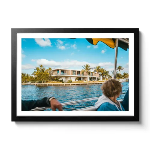 Hausaufnahme von einem schönen und modernen Haus direkt am Meer.