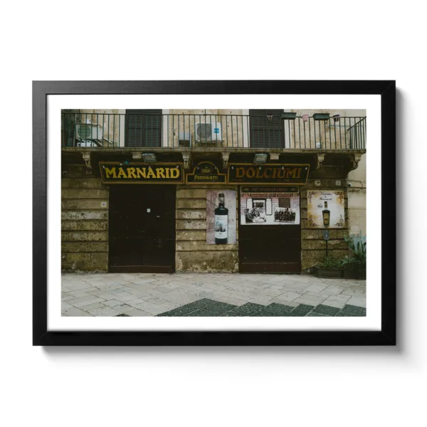 Bildaufnahme einer alten Bar auf Bari "Marnarid Dolciumi"