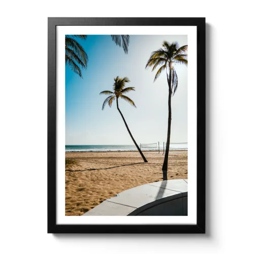 Landschaftsaufnahme vom Strand von Fort Lauderdale mit Meer und Palmen.