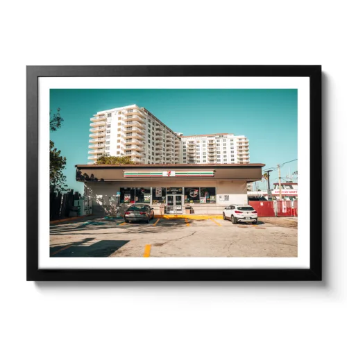 Landscape Aufnahme von einem Seven Eleven Supermarkt mit Parkplatz in Fort Lauderdale. Dahinter ein weißes Hotel.