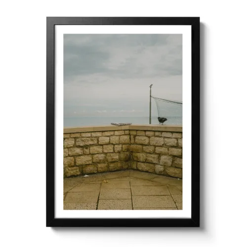 Bildaufnahme von zwei Tauben die sich um den Pizzakarton streiten.