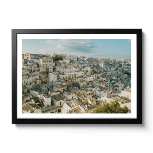 Skylineansicht von Matera (Italien). Blauer Himmer und leichte Sonnenuntergangs-Stimmung