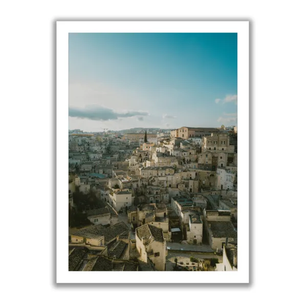 Skylineansicht von Matera (Italien) im Hochformat. Blauer Himmer und leichte Sonnenuntergangs-Stimmung