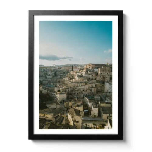 Skylineansicht von Matera (Italien) im Hochformat. Blauer Himmer und leichte Sonnenuntergangs-Stimmung