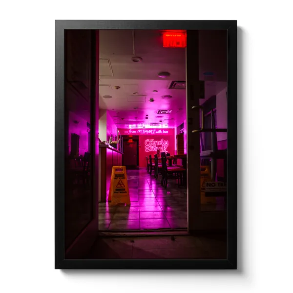 Bildaufnahme von einer leeren Bar, die mit Neonlichtern glänzt durch den nassen Boden.