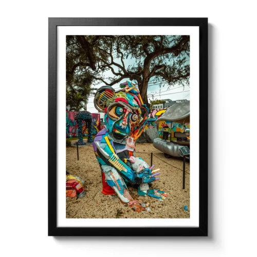 Kunstwerk, dass einen Affen in verschiedensten zusammengeklebaren Materialien darstellt.