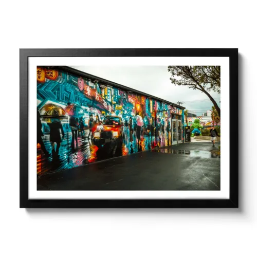 Bildaufnahme einer Graffiti Wand, dass eine bunte und farbenfrohe Straßensituation darstellt im Regen.