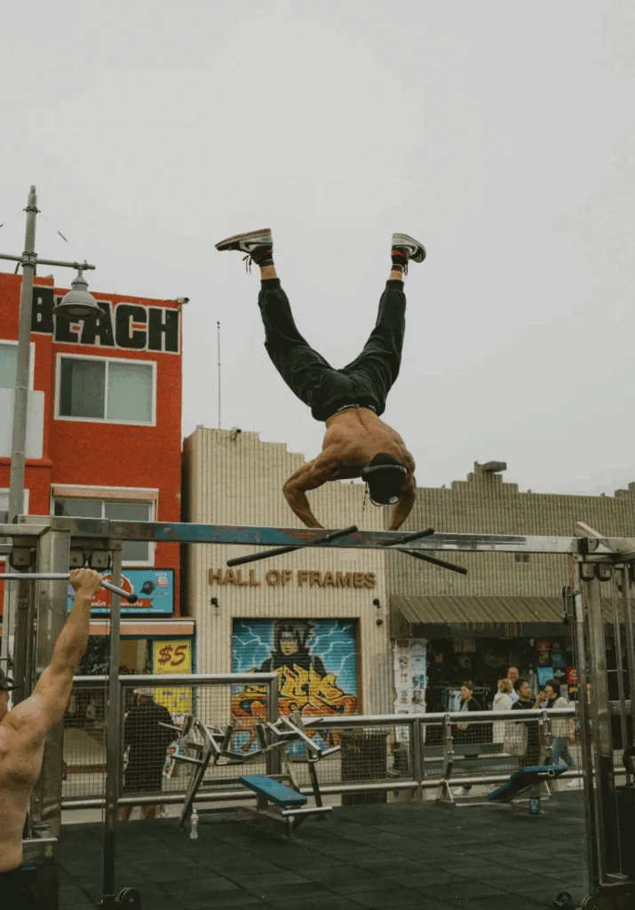Muskulöser Mann beim Trainieren in Venice Beach. 