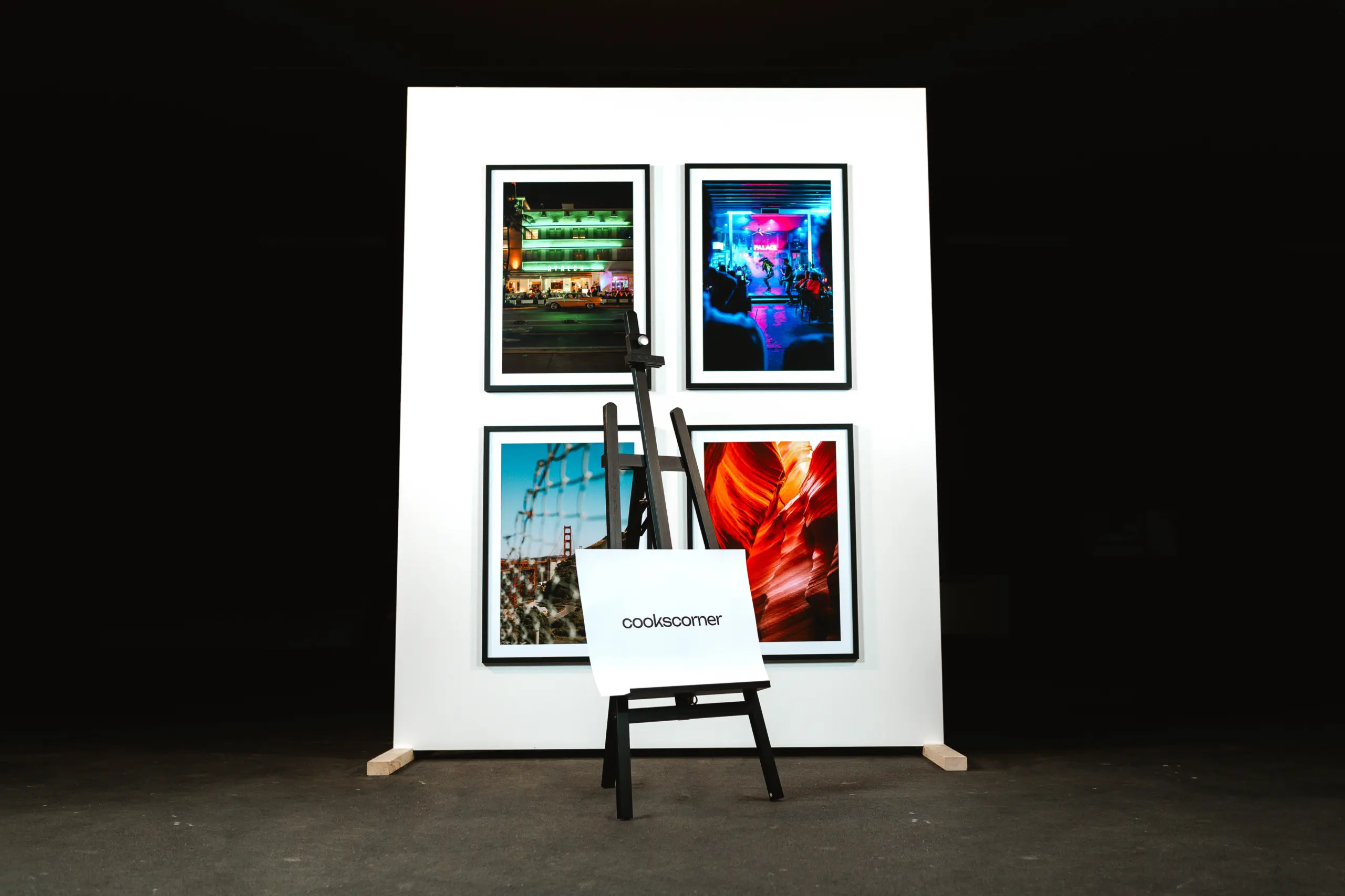 Hängende Bilder auf einer weißen Wand.