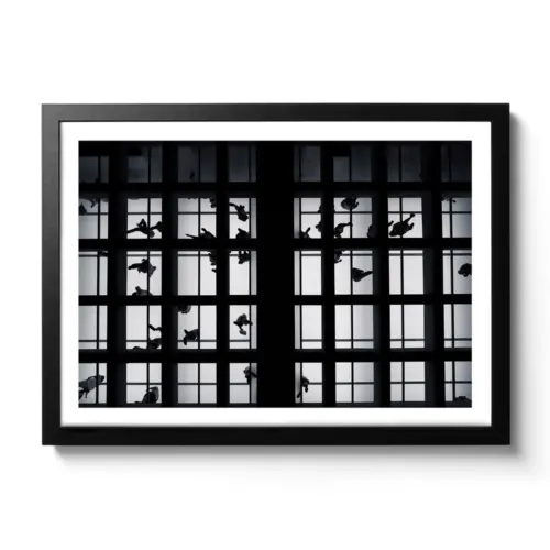 Menschen die auf einer Glasplatte gehen