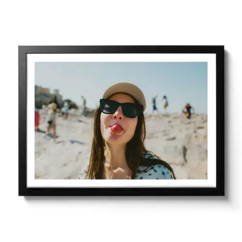 Frau die ihre Zunge in die Kamera zeigt.